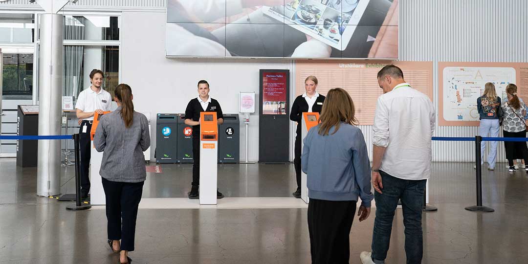 Säkerhetsinformation och skyltar inne på mässområdet